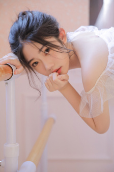 美女的近身特工